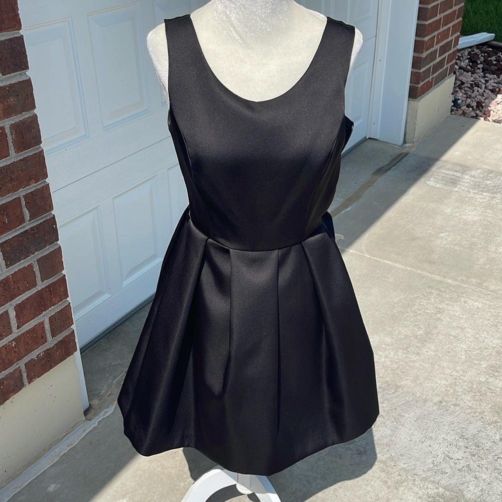 TOPSHOP Black
Duchess Satin Bow Open Back
Mini Dress Size 4 Small